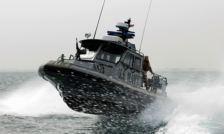 图为美国海上安全部队（英语：Maritime Expeditionary Security Force）驾驶巡逻艇在科威特海军基地（英语：Kuwait Naval Base）巡逻。
