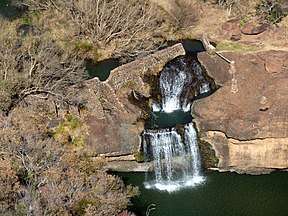 'n Waterval in die ravyn te Little Eden