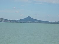 Вид на холм Орси из порта Фоньод, 2016 Hungary.jpg