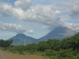 Vulkanerna Chonco och San Cristóbal