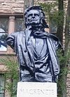 Статуя Виллиана Лайона Маккензи.JPG