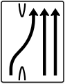Zeichen 501-27 Überleitungstafel – ohne Gegenverkehr – einstreifig nach rechts und zweistreifig geradeaus; neues Zeichen