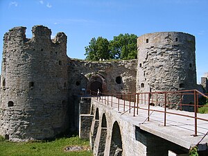 Вход в крепость, а также Северная и Южная башни.