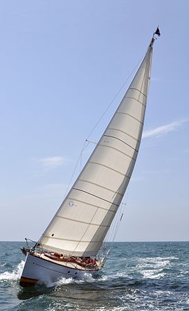 圖為2013年阿曼森杯（Ahmanson Cup）中，一艘正出戰帆船比賽的帆船，名為薩帕塔二號（Zapata II）。