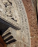 Detail timpaan en randschrift