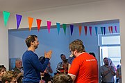 WikiStammtisch Episode 0062 WikiBär Stimmen von der Eröffnung des Berliner Wikipedia-Lokals WikiBär In dieser Episode geht es um Community-Stützpunkte für Wikipedianerinnen und Wikipedianer. Wikipedianerinnen und Wikipedianer sind Leute, die in ihrer Freizeit in der Wikipedia arbeiten, indem sie Artikel schreiben, Artikel korrigieren oder erweitern, Fotos schießen, ihre Wikipedia-Arbeit organisieren und so weiter. Es gibt mehrere Wikipedia-Lokale im deutschen Sprachraum, das erste ständige Lokal wurde in Köln eingerichtet. 2017 gab es Lokale in Berlin: TU23, WikiBär und WikiWedding • Bremen • Hamburg • Hannover • Köln • Lörrach • München • Stuttgart • Ulm und Wien. Meist sind es Ladenlokale, die mit Internet, Schreibtischen und einer Küche ausgestattet sind. Zusammengefasst wurde die Aufgabe so eines Lokals in dem Satz „Hier trifft sich die Wikipedia-Community und tut Dinge.“ Das heißt, dass in den Wikipedia-Lokalen Treffen von Wikipedia-Redaktionen, Orga-Treffen, Sitzungen von Wettberbsjurys oder Fotoworkshops stattfinden. Befreundete Gruppen aus der Szene des Freien Wissens wie OpenStreetMap oder die Open Knowledge Foundation können die Räume auch nutzen. Regelmäßig steht die Tür offen und alle Interessierten können Wikipedianerinnen und Wikipediandern beim Arbeiten über die Schulter schauen, Fragen stellen oder sich Hilfe holen. Am 9. Juni 2017 wurde in Berlin das Lokal WikiBär eröffnet. Sebastian Wallroth war dabei, hatte ein Aufnahmegerät einstecken und fragte Anwesende, was ihnen bei dieser Eröffnung durch den Kopf geht. Ihre Gedanken geteilt haben Gereon Kalkuhl, der zur Zeit die Entwicklung der Strategie der Wikimedia-Bewegung betreut • Friedel Völker, der sich sehr für Regiowikis einsetzt. Das sind Wikis, die als Ortschroniken, Regionallexika oder Bürgerplattformen genutzt werden. • Charles Kingston • Lucie • Earlyspatz • Kritzolina • Christian Rickerts, ehemaliger geschäftsführender Vorstand von Wikimedia Deutschland und jetziger Staatssekretär in der Berliner Senatsverwaltung • Ghilt, einer der Hauptinitiatoren von WikiBär • Julian Fischer, Leiter Ideenförderung Wikimedia Deutschland • DerHexer, langjähriger Wikipedianer, Spiritus Rector der Jungwikipedianer, Mitarbeiter in der Ideenförderung von Wikimedia Deutschland • Fridolin Freudenfett, der im Berliner Wikipedia-Lokal WikiWedding mittut • MB-one. Freie Musik Bird and a Bear by Loch Lomond. Lizenz: CC-BY-4.0