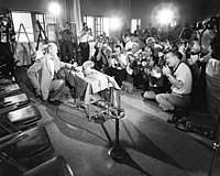 Donald Stullken, US Navy School of Aviation Medicine, Pensacola na Floridě, představuje na tiskové konferenci NASA opičky "Able" a "Baker" po návratu z vesmíru, 30. května 1959.