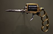 Un revolver Apache. Armă ce îmbină boxul de alamă cu arma de foc și hangerul. Muzeul "Curtius" din Liège (2011)