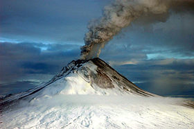 Извержение вулкана Огастин в 2005 году. Снимок USGS