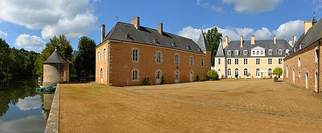 Cour bordée par la Vègre.