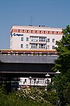 S-bahn går på en viadukt vid Innsbrucker Platz.