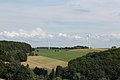 Blick von Steigerts nordnordostwärts zur Neutscher Höhe mit Windrädern