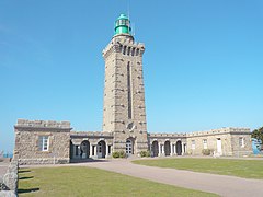 Le phare du cap Fréhel à Plévenon dans les Côtes d'Armor. Sa construction a débuté en 1946 et s'est achevée par l'allumage du feu le 1er juillet 1950.