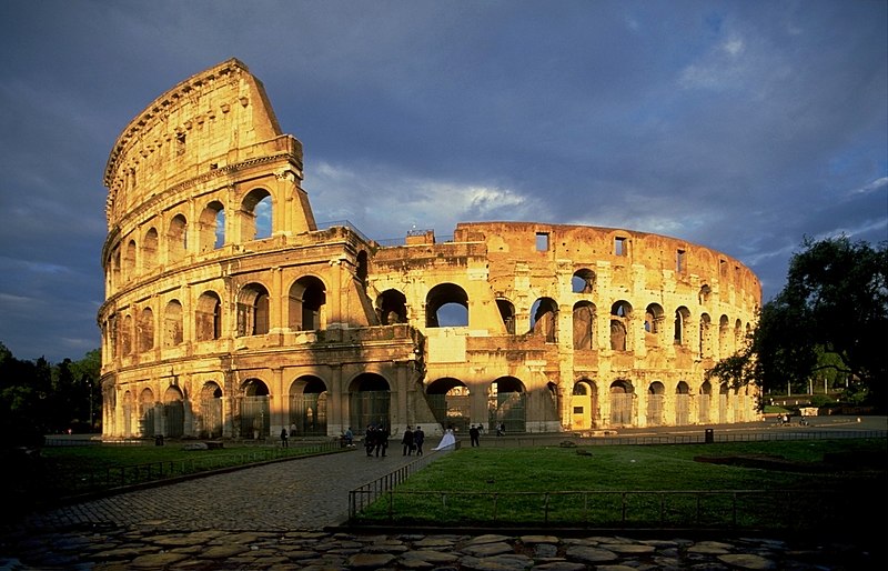 File:ColosseumAtEvening.jpg