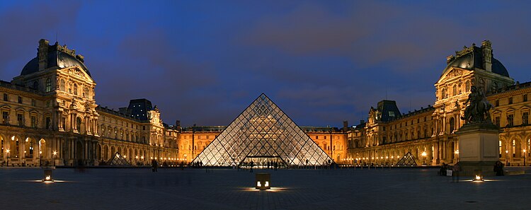Внутренний двор Лувра со стеклянной пирамидой. Панорамная фотография сделана из трёх обычных с помощью Hugin