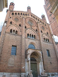 Une des deux façades en brique du transept.