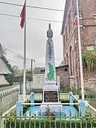 Le monument aux morts 14-18 et 39-45, surmonté du coq gaulois.