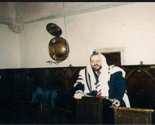 Rabín Ahron Daum ve Staronové synagoge v Praze