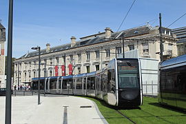 Deux tramways devant le nouvel accès de la gare, en 2013.