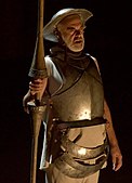 דורון תבורי בתפקיד דון קיחוטה, בהצגה "אני דון קיחוטה", בבימויו של יבגני אריה, תיאטרון גשר, 2015
