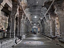 Kanchipuram hiriko bi tenplu desberdinetan daude Mila Zutabeen Mandapa (Ekambareswarar) eta Ehun Zutabeen Mandapa (Varadharaja Perumal)