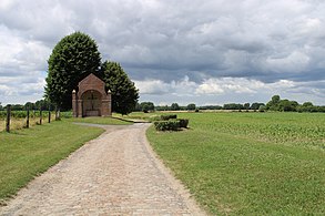 Entrée du secteur pavé et la chapelle.