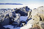 Steinhütte „Granithaus“, Cape Geology, Granithafen. Diese Schutzhütte wurde im Dezember 1911 zur Nutzung als Feldküche von Griffith Taylors (1880–1963) zweiter geologischer Exkursion während der Terra-Nova-Expedition 1910–1913 errichtet. Sie war auf drei Seiten von Granitblöcken umschlossen. Ein Schlitten diente als Firstbalken, über dem Robbenfelle lagen. Die Steinwände des Unterstandes sind teilweise eingestürzt. In dem Unterstand befinden sich korrodierte Überreste von Blechdosen, ein Robbenfell und etwas Kabel. Der Schlitten befindet sich nunmehr 50 m seewärts des Unterstandes und besteht aus wenigen verstreuten Holzstücken, Riemen und Schnallen. Die Stätte ist Bestandteil des besonderen antarktischen Schutzgebiets ASPA-154.