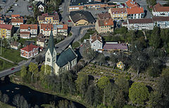 Högsby centrum med bankhuset snett upp till höger från Högsby kyrka