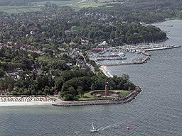 Flygfoto över Heikendorf med Ubåtsminnesmärket Möltenort.