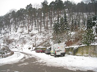 Blick vom Parkplatz Meisental aufwärts auf die Zufahrt zum Weinbiet und die im Nordosten liegende Talflanke