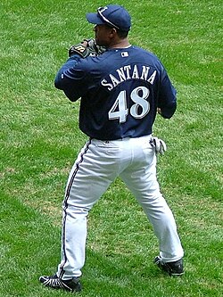 Der Baseballpitcher Julio Santana.