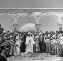 Король Иордании Абдалла I во время посещения Купола Скалы в Иерусалиме, 1 июня 1948.png