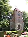 KW 15: Die Dorfkirche Poppentin im Landkreis Mecklenburgische Seenplatte wurde im 13. Jahrhundert in Feldstein errichtet, wovon noch die Ecksteine aus behauenem Granit erhalten. Die Wände haben spitzbogige Fenster mit blumigen Glasmalereien. Die Wände wurden 1822 teilweise erneuert. In den Innenraum wurde zum Ende des 19. Jahrhunderts ein Tonnengewölbe eingezogen. Die bespielbare Orgel wurde 1870 von Lütkemüller gebaut. Das Altarbild zeigt eine Kreuzigungsdarstellung. Gestühl, Kanzel und Altar sind neugotisch. Weiterlesen