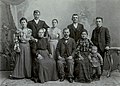 Kiss Lajos (jobbra), a későbbi néprajztudós és családja, 1900 körül