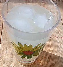 כוס לימונדה עם קרח