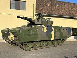 Az első széria-gyártott Lynx KF41-es magyar színekben