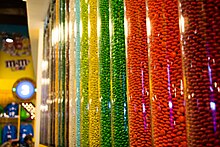 Ассорти конфет M&M в тубах в фирменном магазине в Нью-Йорке