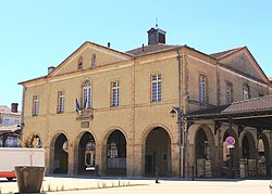 Photographie en couleurs d'une mairie (bâtiment administratif) à Trie-sur-Baïse, en France.