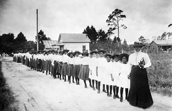 Mary McLeod Bethune WDL 4013 eskolako neska batzuekin, 1905