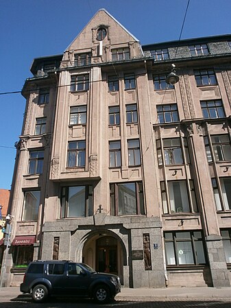 Art Nouveau perpendicular: actualul sediu al Ministerului Educației, construit în 1911 de arhitectul E. Friesendorff, are o așa-numită fațadă perpendiculară cu mai multe sculpturi de August Volz⁠(d).[24]