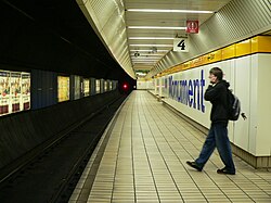 Monument T&W Metro station - platfom 4 01.jpg