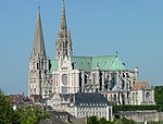 En mer typisk korsbasilika är katedralen i Chartres i Frankrike som har ett längre långhus. Här är både kyrkans kordel och tvärskepp basilikalt utformade med egna sidoskepp. Koret har dessutom en koromgång.