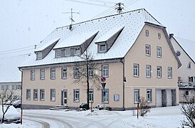 Orange-schwarze Schneezeichen innerorts in Tieringen auf dem schneereichen Großen Heuberg, Schwäbische Alb