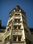 La tour principale de la façade du palais ducal.