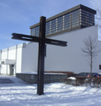 Holzbalkenkreuz vor der Pfarrkirche Erscheinung des Herrn