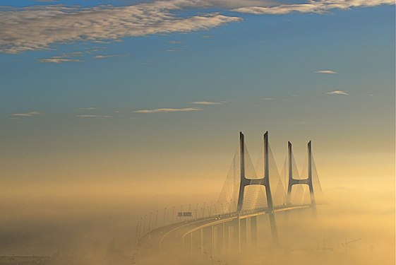 پل واسکو دو گاما در مه