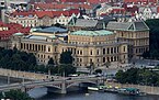 Tòa Rudolfinum nhìn từ phía đồi Letná