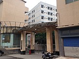 L'entrata del campus, di fronte all'area in cui si trovava l'appartamento dell'autore Peter Hessler - 2017