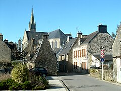 Photographie d'une rue bordée de maisons en pierre.