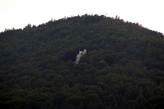 Вид замка на фоне горы Кульмригель